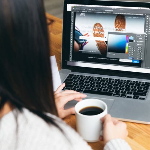 designer-picking-colors-for-website